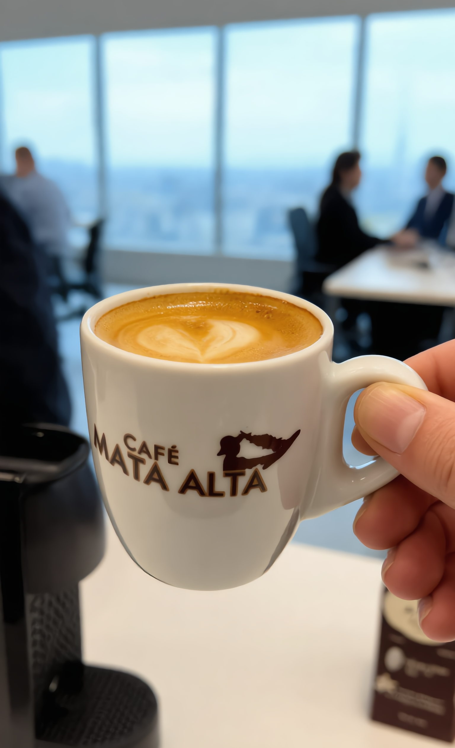 Café Mata Alta servido em xícara personalizada no escritório